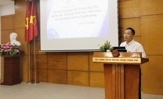 Cục trưởng Cục Thông tin và Truyền thông Chính phủ, Tổng Biên tập Báo Điện tử Chính phủ Nguyễn Hồng Sâm phát biểu khai mạc tập huấn