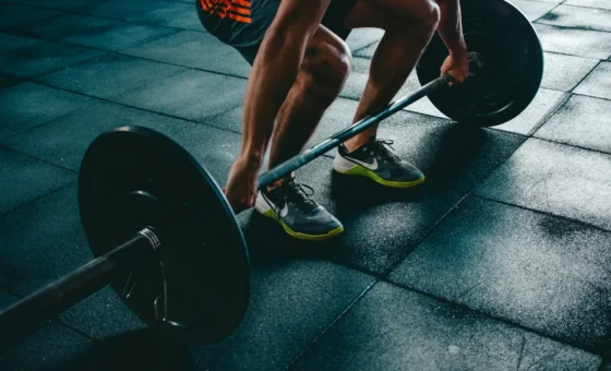 Người tập với tạ trong phòng tập