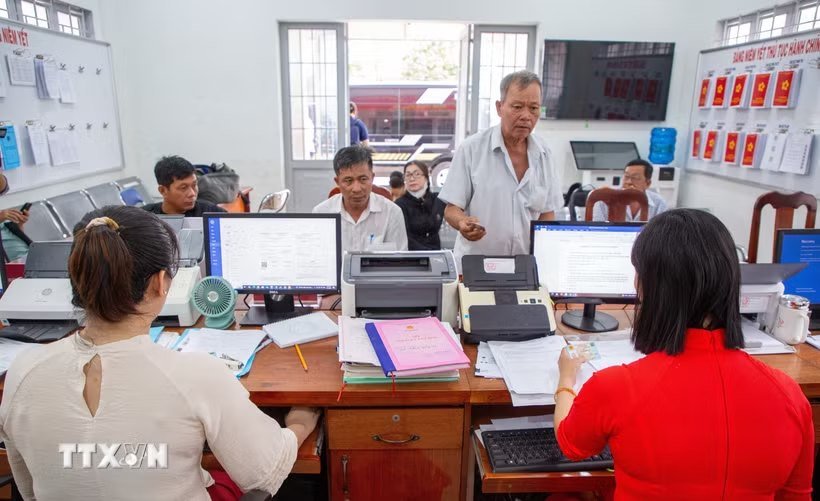 Người dân Tây Ninh làm thủ tục hành chính tại trung tâm dịch vụ công