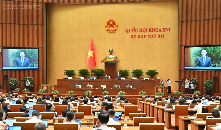 Các đại biểu Quốc hội thảo luận tại Hội trường về dự thảo Bộ luật Hình sự (sửa đổi) và dự án Luật Tổ chức cơ quan điều tra hình sự (sửa đổi)