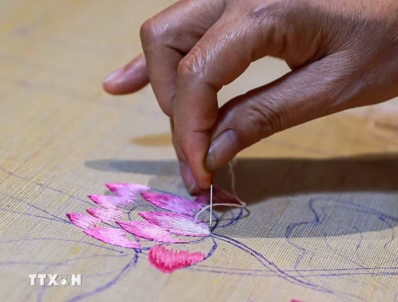 Cận cảnh thao tác thêu trên khung ở Quất Động