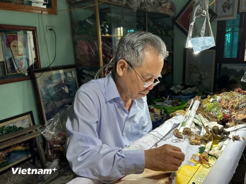 Ảnh tư liệu Nguyễn Cao Bính làm nghề thêu tại Minh Lãng