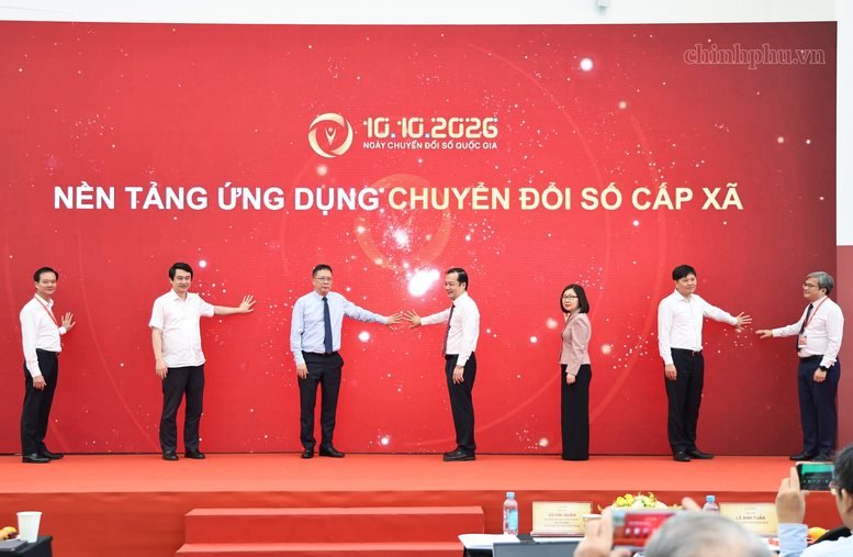 Đại biểu thực hiện nghi thức ra mắt ứng dụng Chuyển đổi số cấp xã
