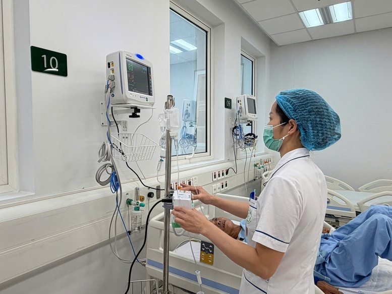 Nhân viên y tế theo dõi thiết bị tại cơ sở khám chữa bệnh