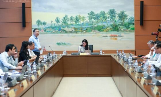 Quang cảnh phiên thảo luận tại Tổ 3 sáng 20/10