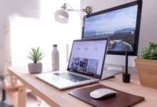 Góc làm việc với máy tính và màn hình