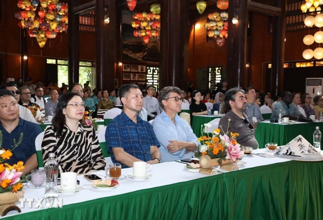 Đại biểu tìm hiểu công tác bảo tồn và giới thiệu di sản tại Ninh Bình