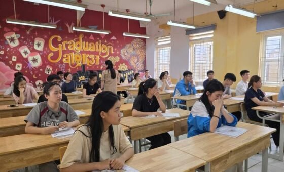 Sinh viên tham gia hoạt động trong giảng đường đại học