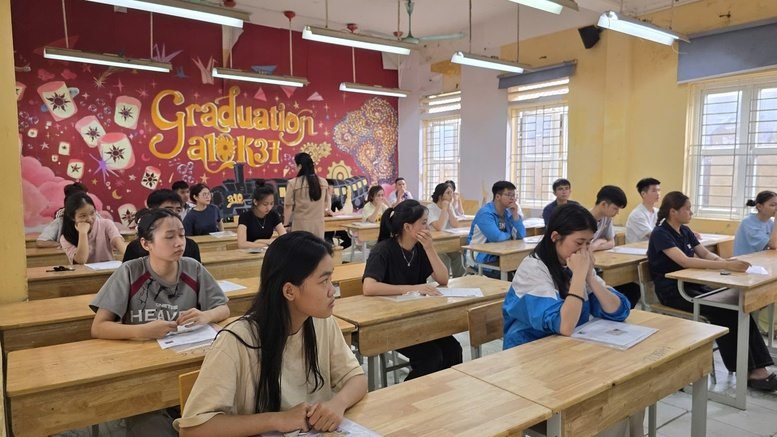 Sinh viên tham gia hoạt động trong giảng đường đại học
