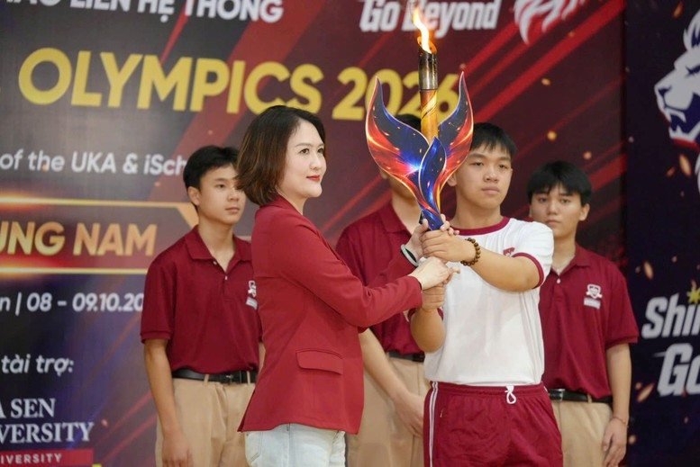Nghi thức truyền lửa tại lễ khai mạc UKA và iSchool Olympics 2026