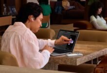 Thao tác chạm màn hình MacBook Pro OLED cảm ứng trong không gian làm việc