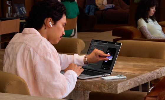 Thao tác chạm màn hình MacBook Pro OLED cảm ứng trong không gian làm việc
