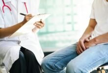 Bác sĩ nam khoa tư vấn quy trình kiểm tra tinh dịch đồ sau phẫu thuật thắt ống dẫn tinh