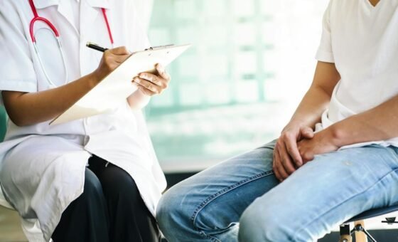 Bác sĩ nam khoa tư vấn quy trình kiểm tra tinh dịch đồ sau phẫu thuật thắt ống dẫn tinh