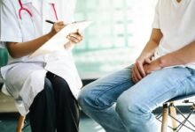 Bác sĩ nam khoa tư vấn quy trình kiểm tra tinh dịch đồ sau phẫu thuật thắt ống dẫn tinh