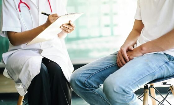 Bác sĩ nam khoa tư vấn quy trình kiểm tra tinh dịch đồ sau phẫu thuật thắt ống dẫn tinh
