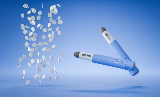 Dược sĩ giới thiệu thuốc điều trị béo phì hoạt chất semaglutide dạng viên uống tại nhà thuốc