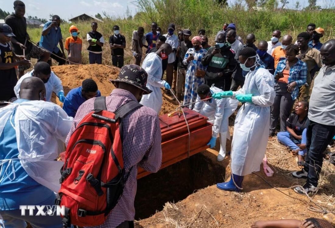 Nhân viên y tế chôn cất thi thể bệnh nhân Ebola tại tỉnh Ituri, Cộng hòa Dân chủ Congo