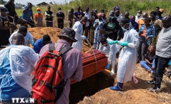 Nhân viên y tế chôn cất thi thể bệnh nhân Ebola tại tỉnh Ituri, Cộng hòa Dân chủ Congo