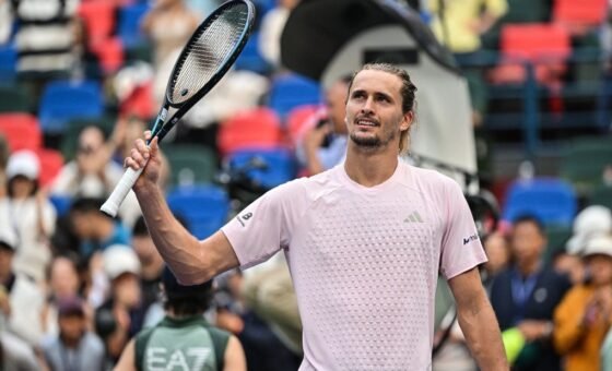 Alexander Zverev nâng cúp số một thế giới cuối năm của ATP sau mùa giải 2026 lịch sử